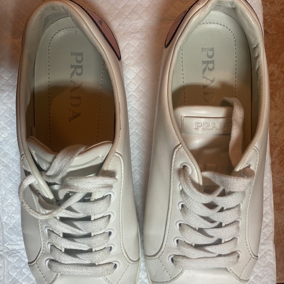 Prada - Picture 4 of 5